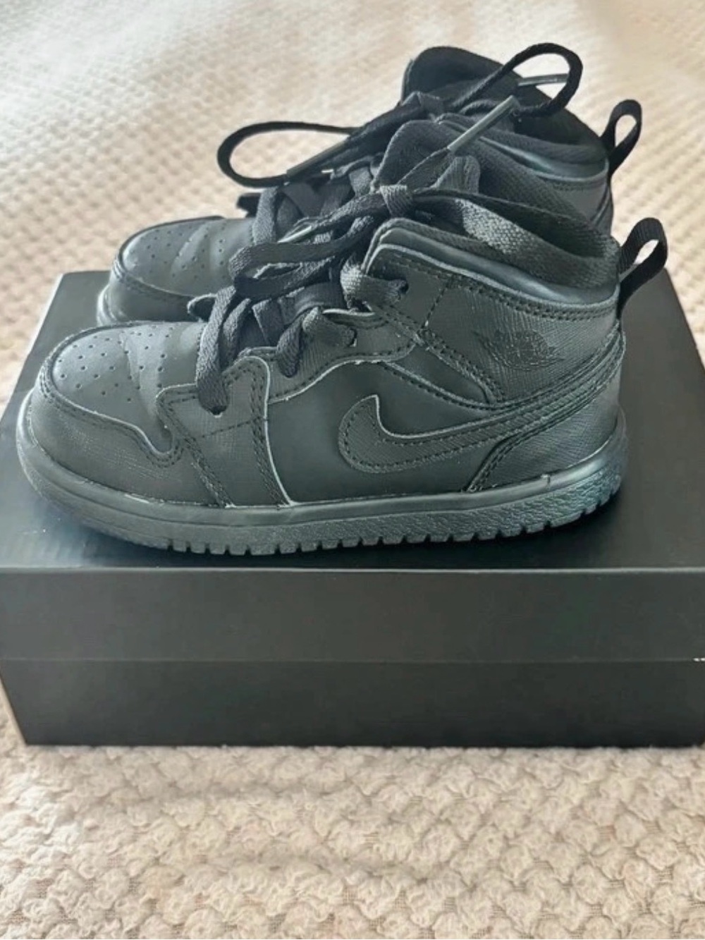 Kids Black Jordan 1 mid Sneakers